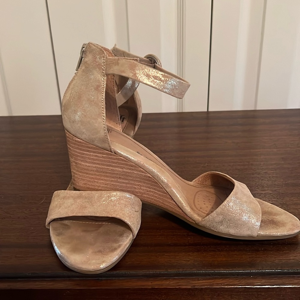 Sofft brand gold sandal wedge size 9M